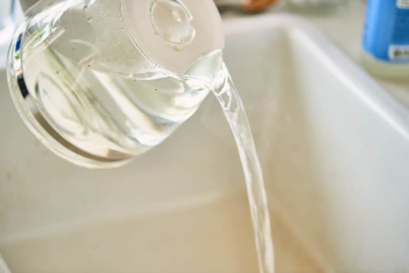Steps to clean the water reservoir with vinegar: